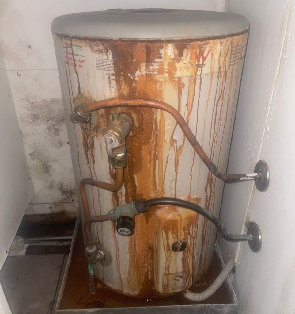 Very Badly Leaking Hot Water Unit With Rust (2)